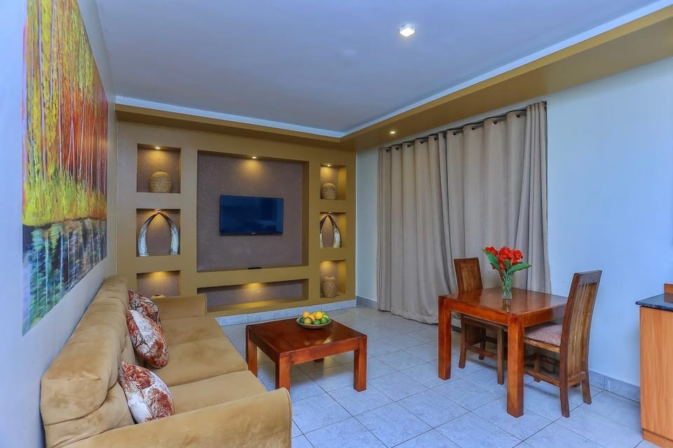 TV and multimedia, Living room, Seating area, Dining area