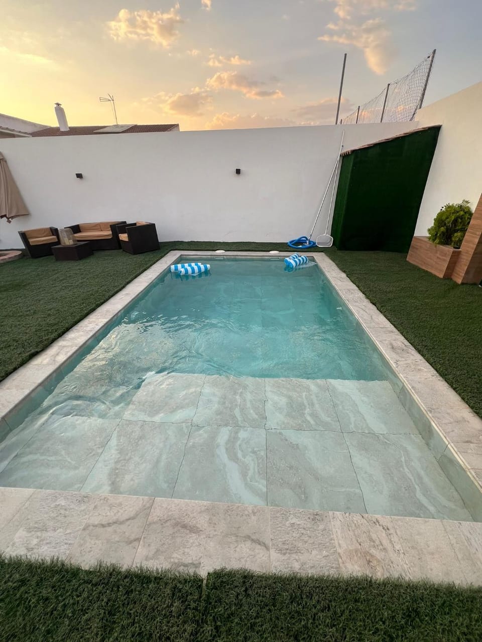 Day, Swimming pool