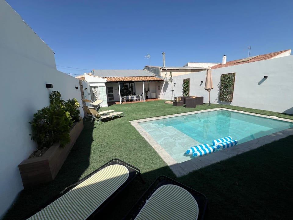 Patio, Swimming pool, sunbed