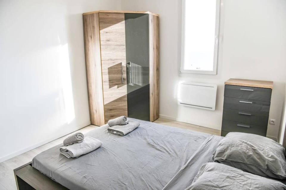 Bed, Photo of the whole room, Bedroom, towels, wardrobe