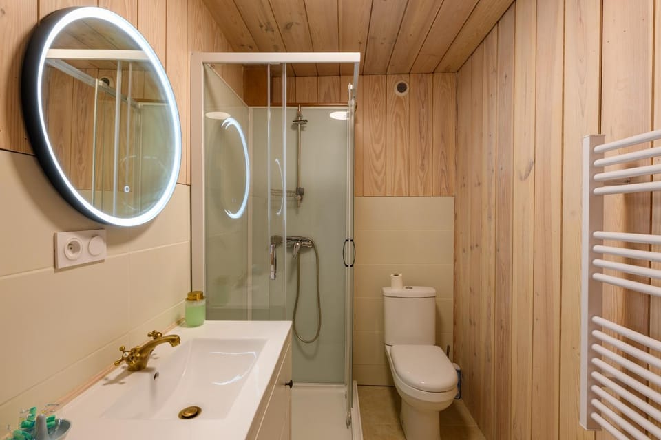 Shower, Toilet