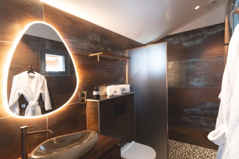 Shower, Toilet, Bathroom, towels