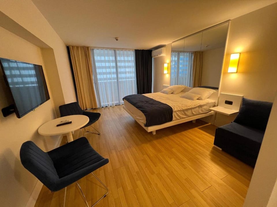 Bed, TV and multimedia, Photo of the whole room, Bedroom