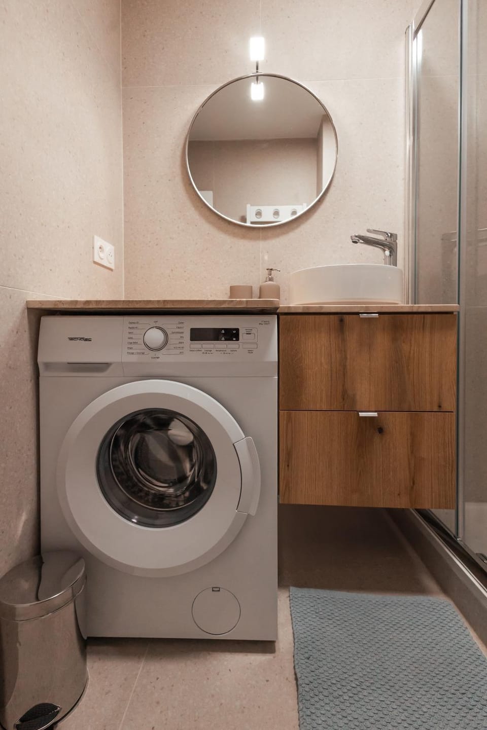 Bathroom, washing machine