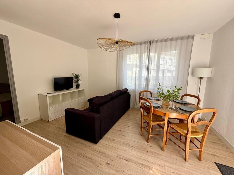 Communal lounge/ TV room, TV and multimedia, Seating area, Dining area