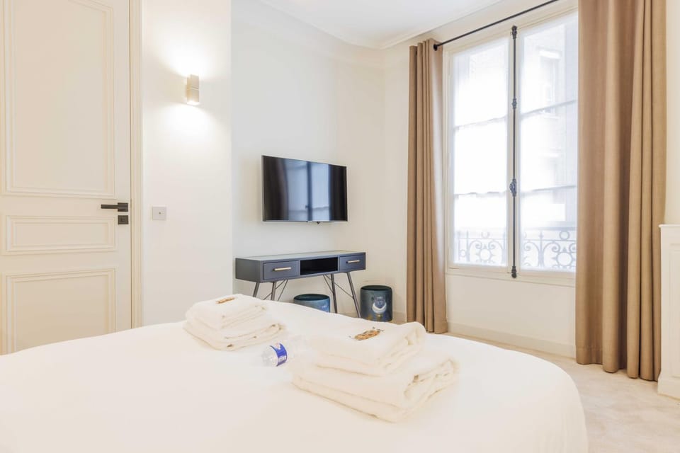 Bed, TV and multimedia, Bedroom