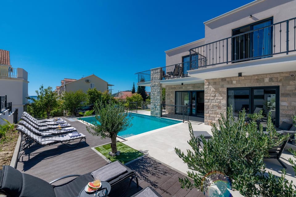 Property building, Patio, Day, Pool view, Swimming pool, sunbed