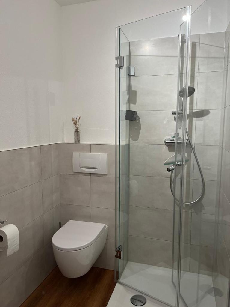 Shower, Toilet