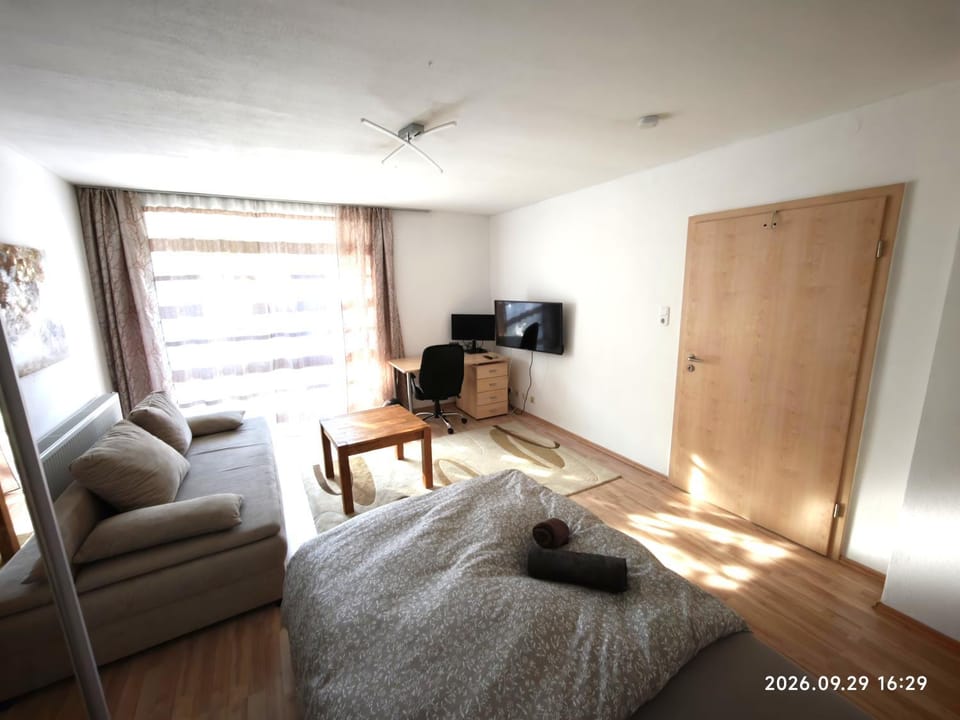 Bed, TV and multimedia, Photo of the whole room, Seating area, Bedroom