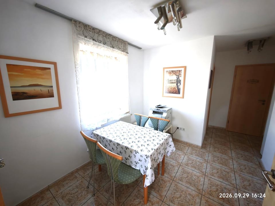 Seating area, Dining area