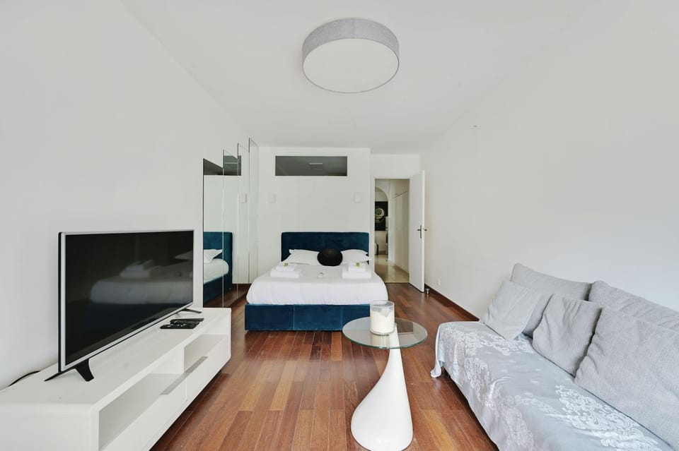 Bed, TV and multimedia, Seating area