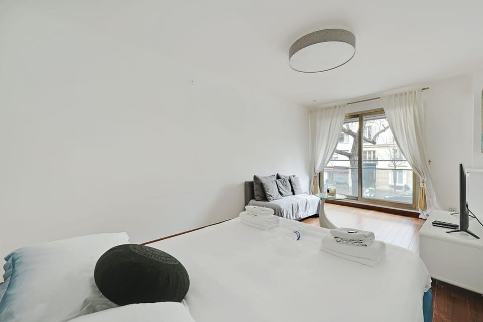 Bed, Seating area, Bedroom
