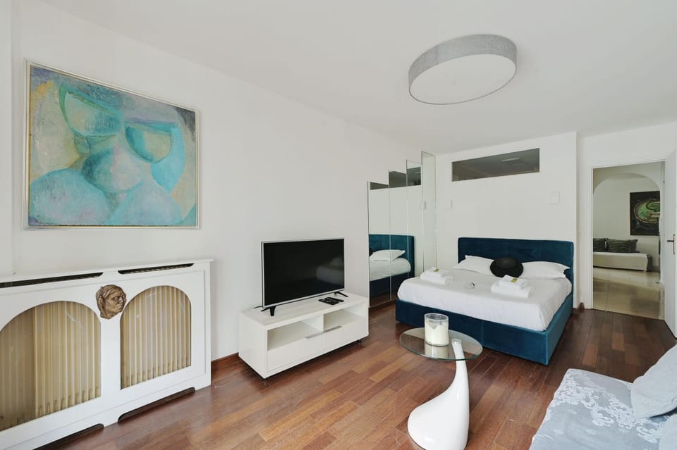 Bed, TV and multimedia, Bedroom