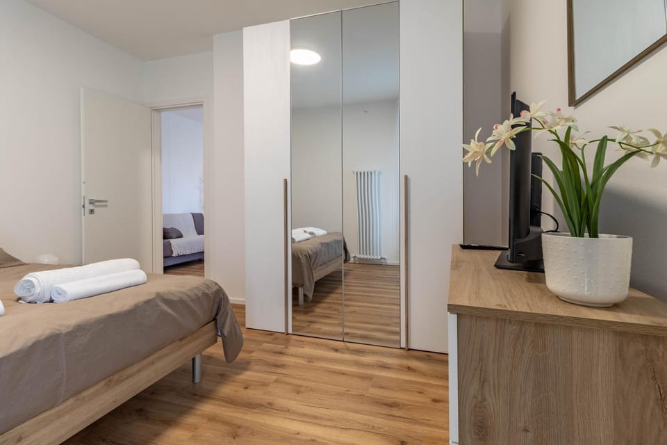 Bed, TV and multimedia, Photo of the whole room, Bedroom, towels