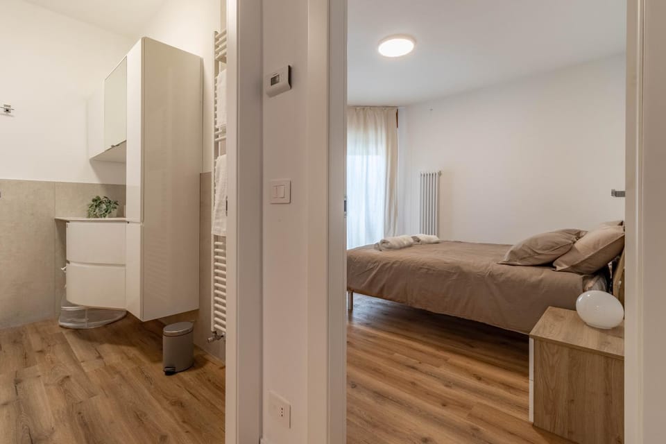 Bedroom, towels