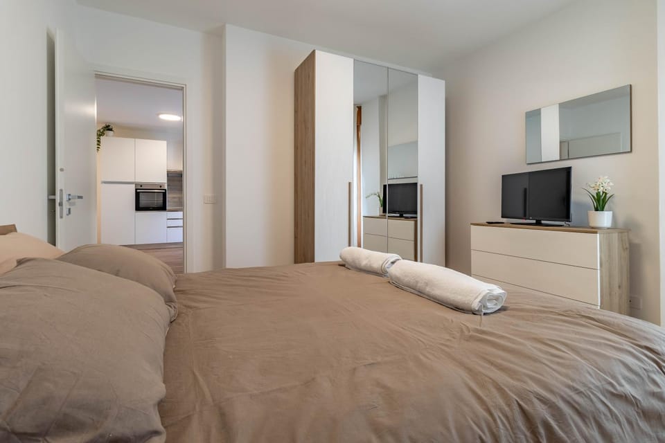 TV and multimedia, Photo of the whole room, Bedroom