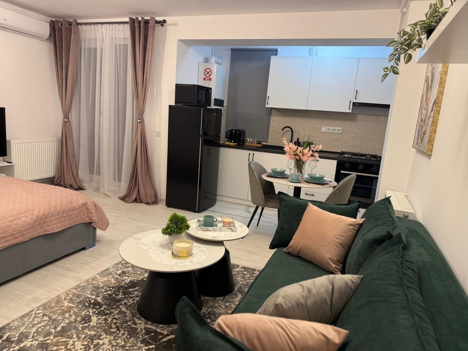 Kitchen or kitchenette, Seating area, Dining area