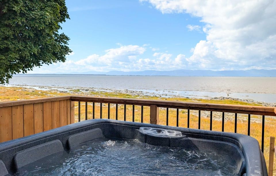 Chalet 691 Waterfront with Spa, Fireplace, WiFi & AC House in Maine