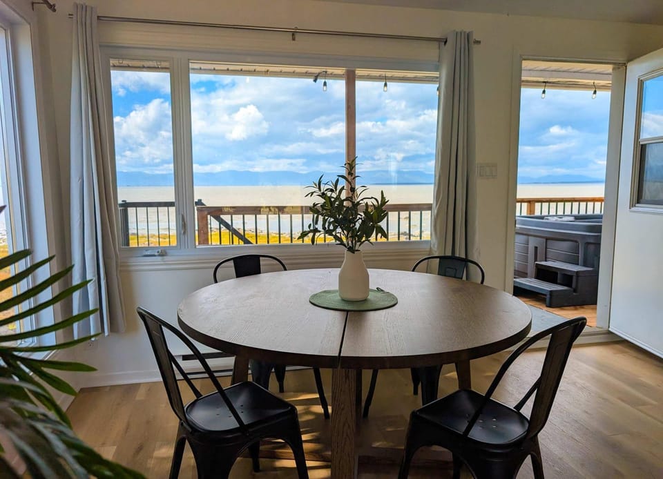 Chalet 691 Waterfront with Spa, Fireplace, WiFi & AC House in Maine