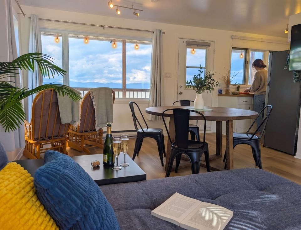 Chalet 691 Waterfront with Spa, Fireplace, WiFi & AC House in Maine