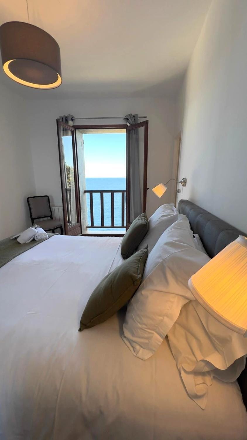 Bed, Bedroom, Sea view