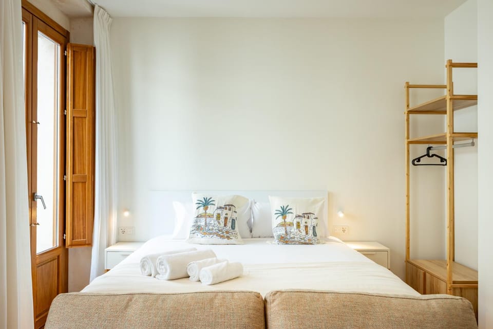 Bed, Photo of the whole room, Bedroom, towels