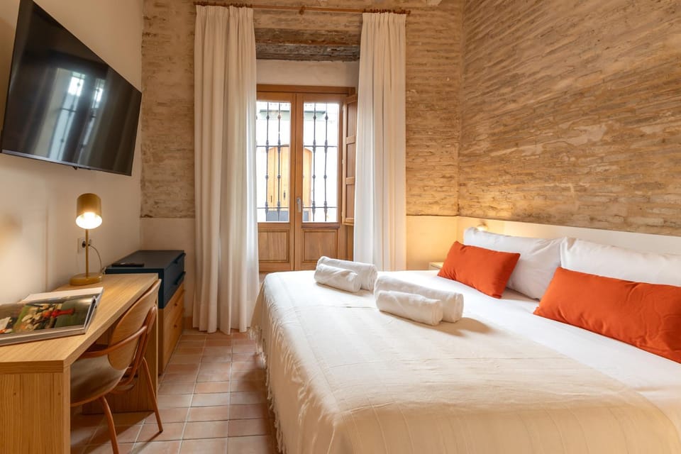 Bed, TV and multimedia, Bedroom