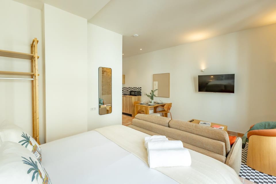 Communal lounge/ TV room, Bed, TV and multimedia, Living room, Photo of the whole room, Seating area, Evening entertainment, Bedroom, towels