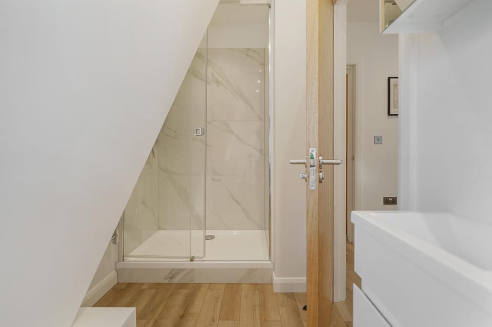 Bright 2-Bed Flat in Wandsworth, Near River Thames Apartment in London