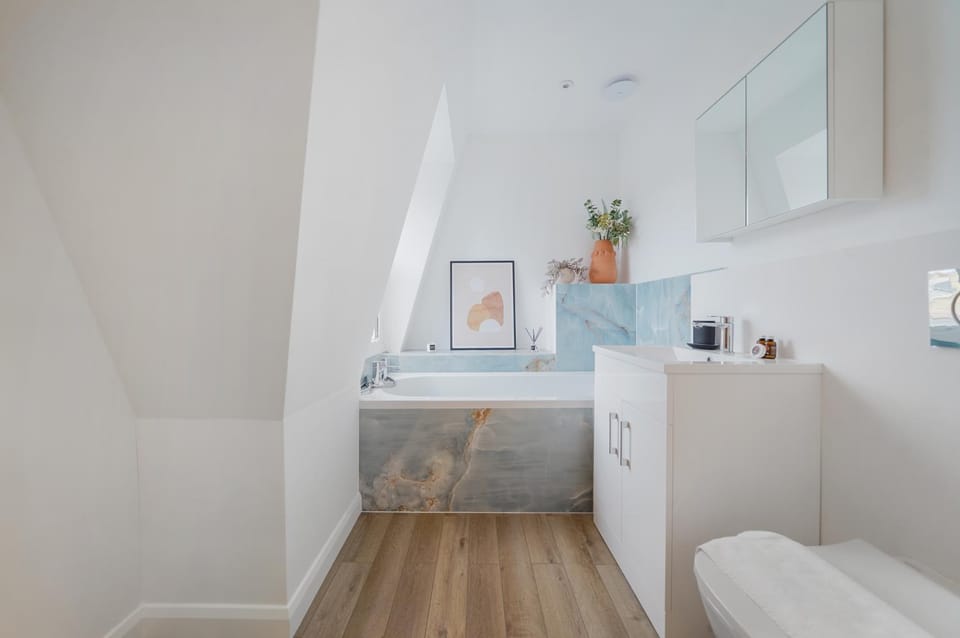 Bright 2-Bed Flat in Wandsworth, Near River Thames Apartment in London