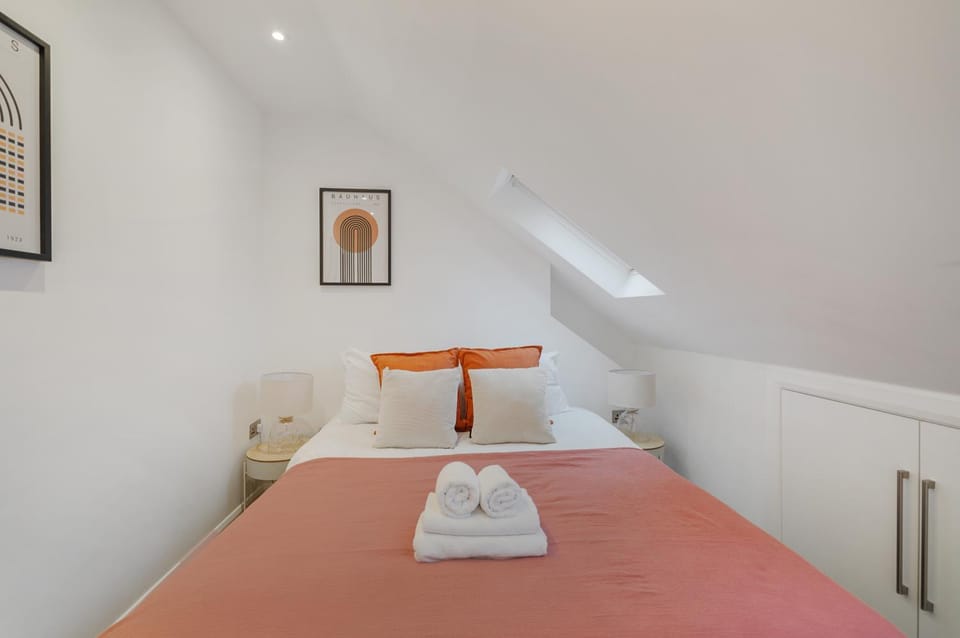 Bright 2-Bed Flat in Wandsworth, Near River Thames Apartment in London