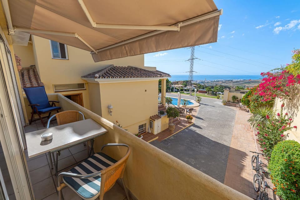 Coastal Getaway in Sunny Villa Roca Estepona Apartment in Costa del Sol