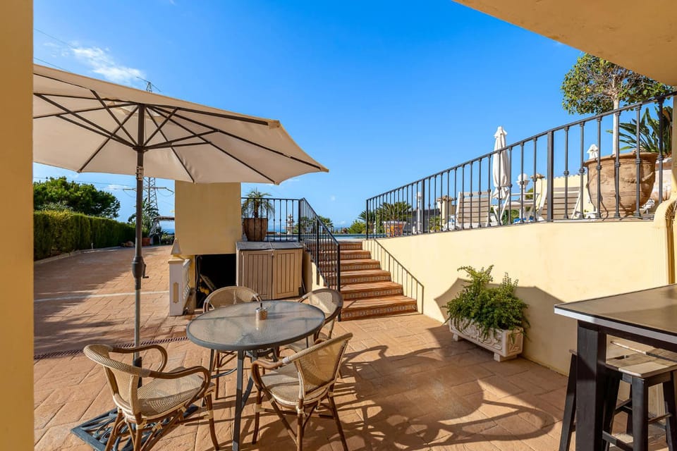 Coastal Getaway in Sunny Villa Roca Estepona Apartment in Costa del Sol