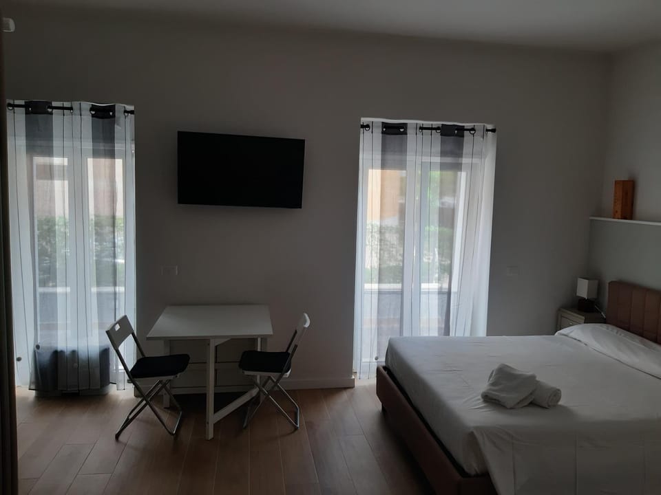 Bed, TV and multimedia, Photo of the whole room