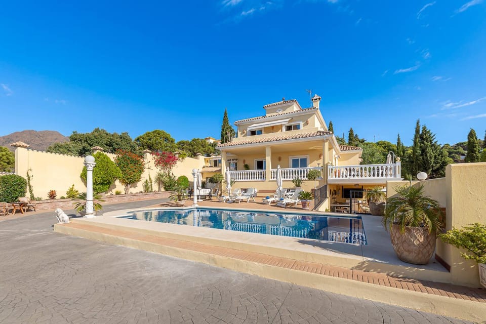 Sunny Penthouse with Pool & Hot Tub in Villa Roca Apartment in Costa del Sol