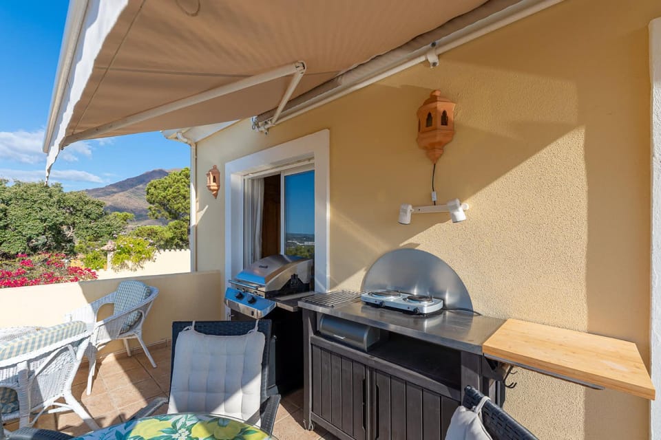 Sunny Penthouse with Pool & Hot Tub in Villa Roca Apartment in Costa del Sol