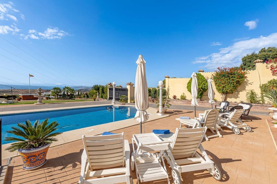 Villa Roca One-Bedroom Flat Dormitory room Hostel in Costa del Sol