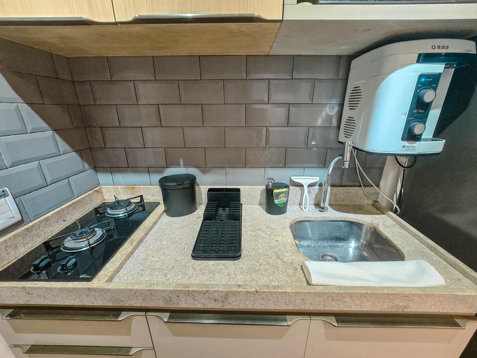 Kitchen or kitchenette, minibar, stove