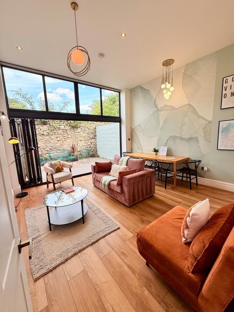 The City Nest - Sleeps 8 - Free Off Street Parking Apartment in Bristol