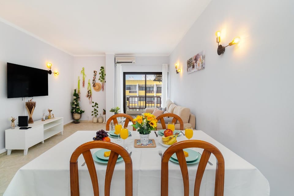 TV and multimedia, Living room, Seating area, Dining area
