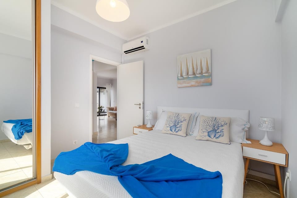 Bed, Bedroom, towels, air conditioner