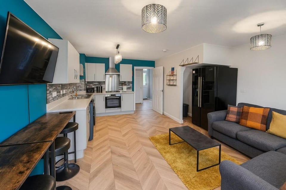 Communal lounge/ TV room, TV and multimedia, Kitchen or kitchenette, Seating area, Dining area, dishwasher