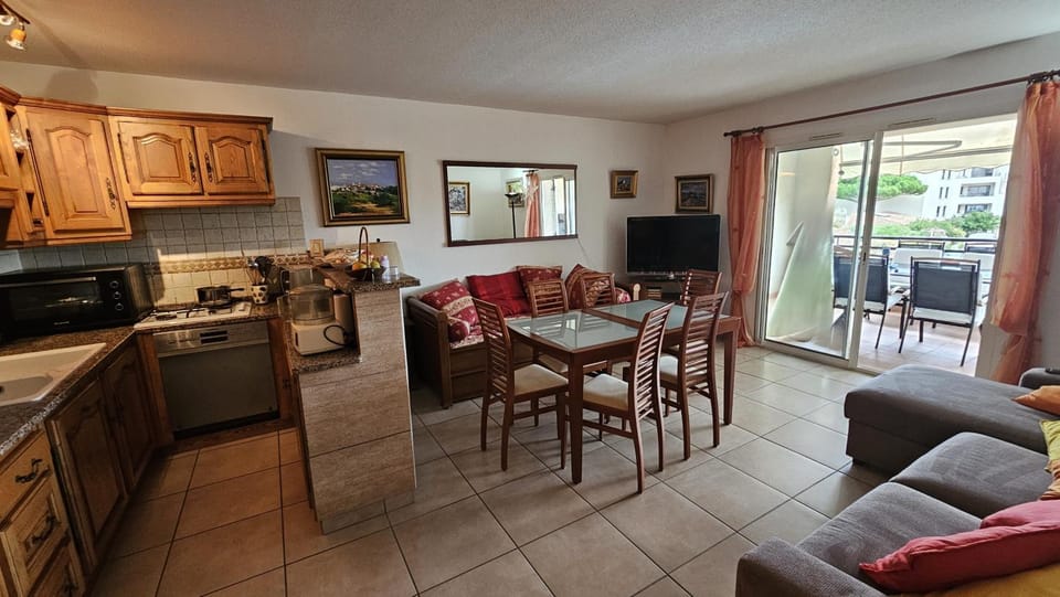 Kitchen or kitchenette, Living room, Dining area