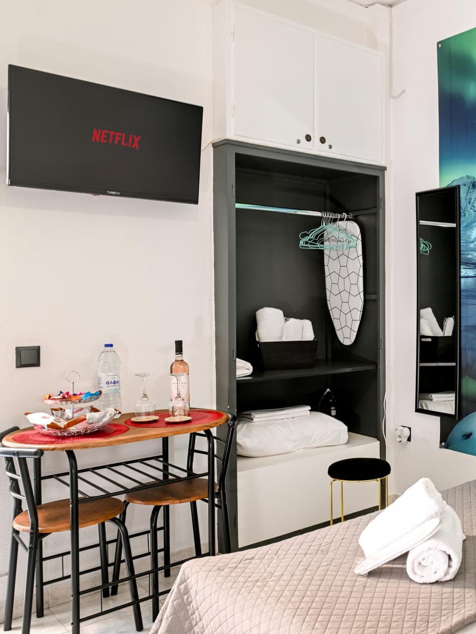 Bed, TV and multimedia, Photo of the whole room, Bedroom, towels, air conditioner