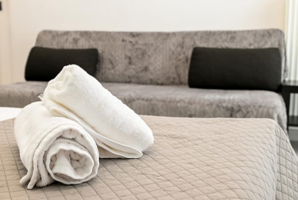 Bed, Living room, Photo of the whole room, Seating area, Bedroom, towels