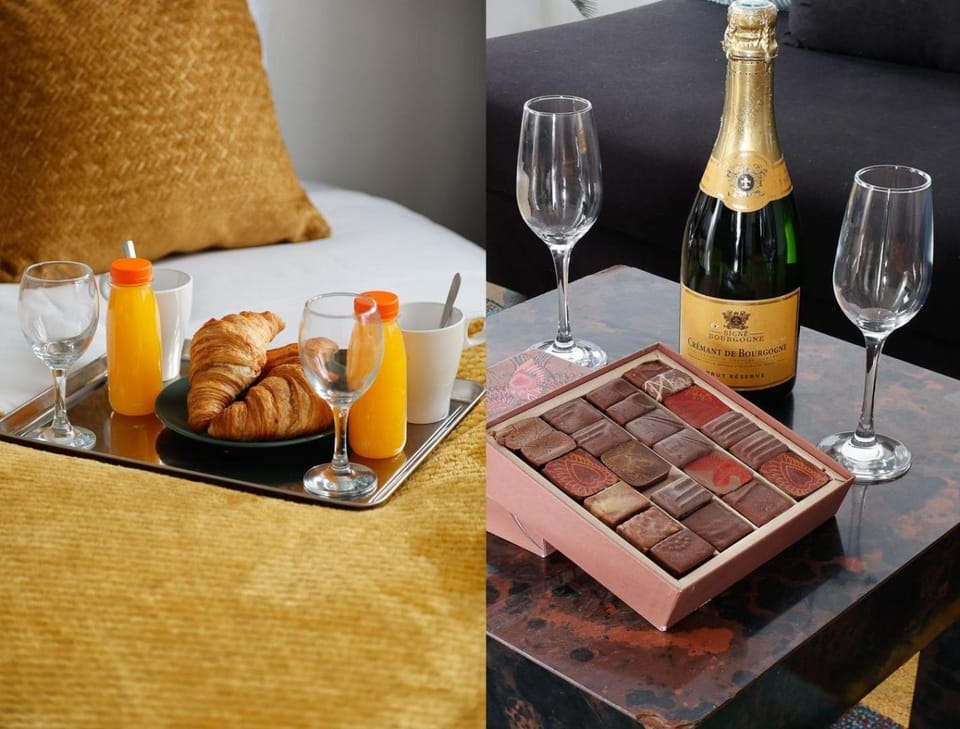 Bed, Food and drinks, Seating area