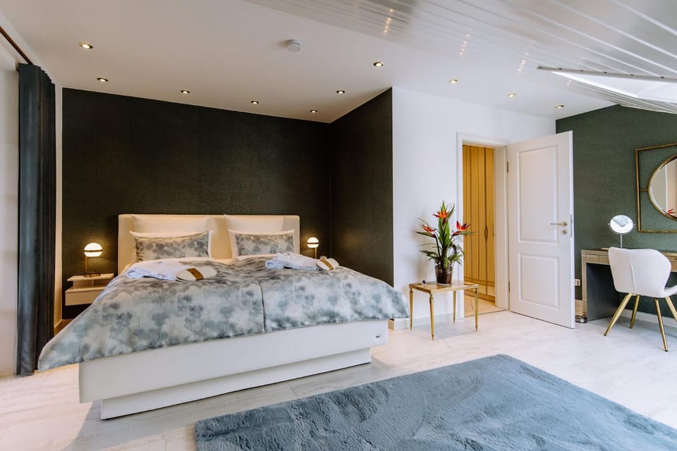 Bed, Photo of the whole room, Seating area, Bedroom, wardrobe