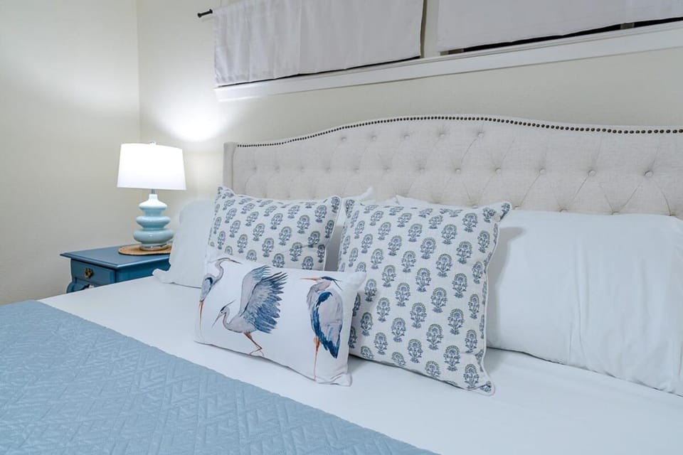 Hot Tub & Hole-in-one Sunset Retreat Galveston House in Texas City