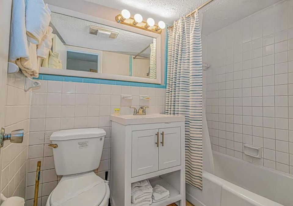 WR222 Great condo across from the beach pool Apartment in Myrtle Beach