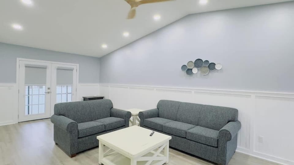 Bright 2BR 2BA retreat minutes from the ocean B Apartment in North Myrtle Beach